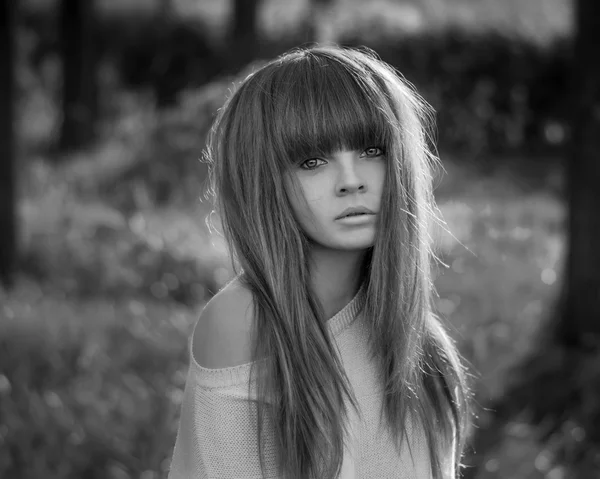 Дівчина з рудим волоссям, рудоволоса дівчина стоїть в лісі і — стокове фото