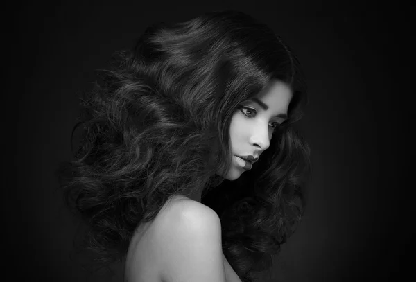 Cabelo e tema de maquiagem: um modelo de menina muito bonita com ha exuberante — Fotografia de Stock