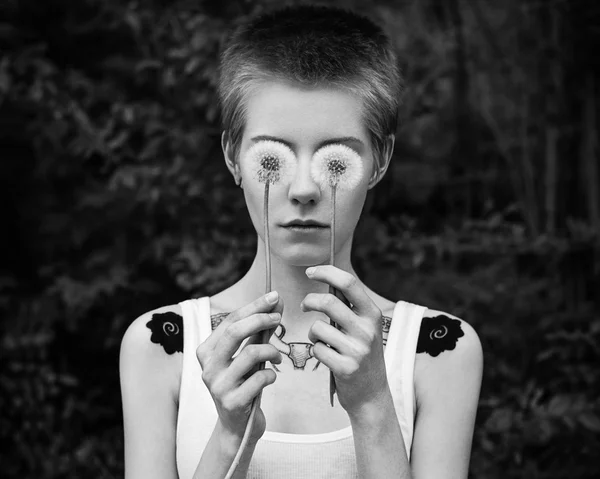 Menina com olhos de flores, cego, dente de leão nas mãos de — Fotografia de Stock