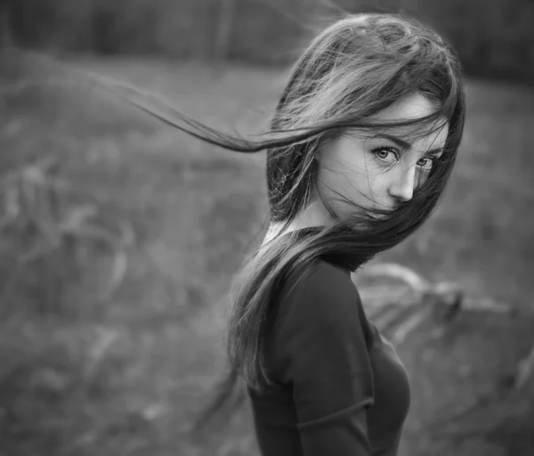 Retrato dramático de um tema de menina: retrato de uma menina bonita — Fotografia de Stock