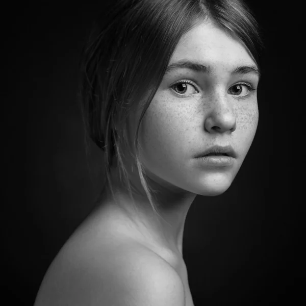 Retrato dramático de um tema de menina: retrato de uma menina bonita — Fotografia de Stock