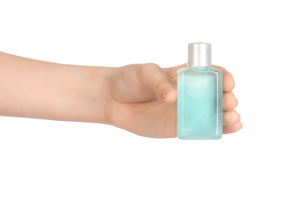 Thema Schönheit und Gesundheit: die Hand einer Frau, die eine kleine grüne Flasche Shampoo im Studio hält, isoliert auf weißem Hintergrund — Stockfoto