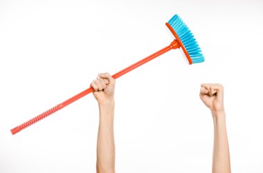 Ev konu temizlik: Studio beyaz bir arka plan üzerinde izole kırmızı bir süpürge tutan eller