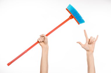 Ev konu temizlik: Studio beyaz bir arka plan üzerinde izole kırmızı bir süpürge tutan eller