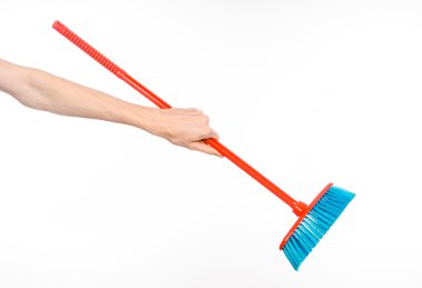 Ev konu temizlik: Studio beyaz bir arka plan üzerinde izole kırmızı bir süpürge tutan eller