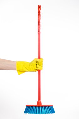 Ev konu temizlik: sarı lastik eldiven Studio beyaz bir arka plan üzerinde izole kırmızı bir süpürge tutan insan elinde
