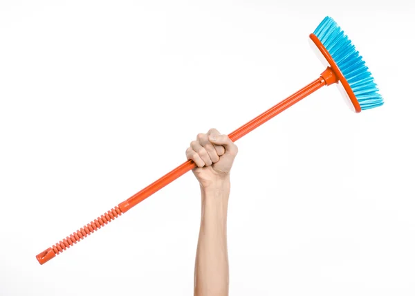 Schoonmaken van het huis onderwerp: menselijke hand met een rode bezem geïsoleerd op een witte achtergrond in studio — Stockfoto