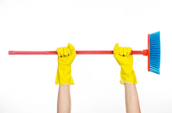 Reinigung des Hauses Thema: menschliche Hand in gelben Gummihandschuhen hält einen roten Besen isoliert auf weißem Hintergrund im Studio — Stockfoto