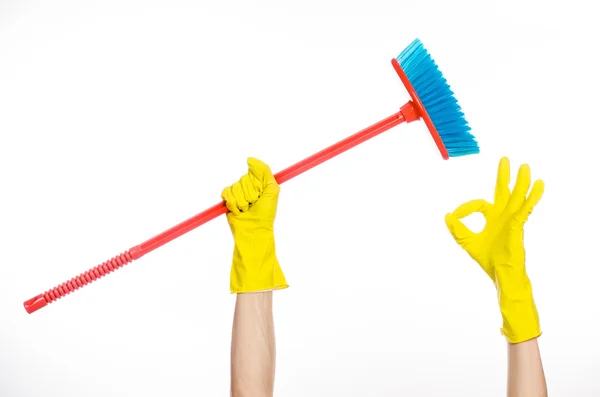 Reinigung des Hauses Thema: menschliche Hand in gelben Gummihandschuhen hält einen roten Besen isoliert auf weißem Hintergrund im Studio — Stockfoto