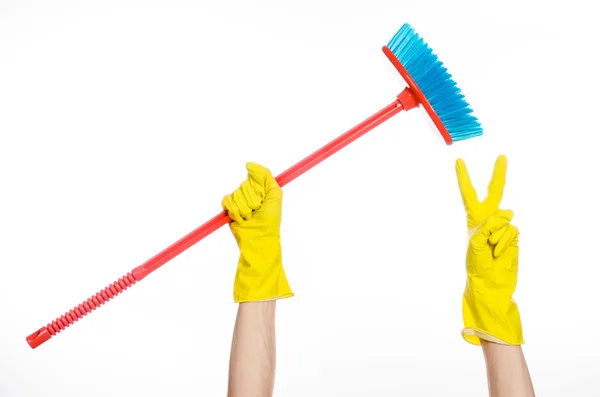 Reinigung des Hauses Thema: menschliche Hand in gelben Gummihandschuhen hält einen roten Besen isoliert auf weißem Hintergrund im Studio — Stockfoto