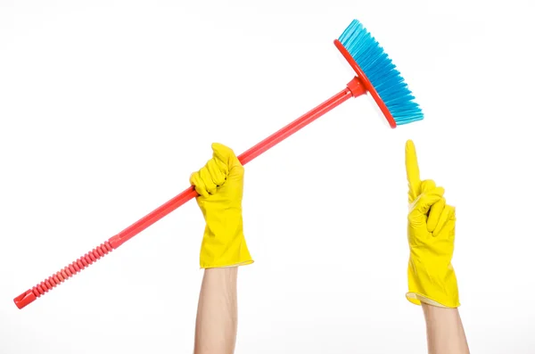Καθαρισμός το σπίτι της θέμα: ανθρώπινο χέρι στα κίτρινα λαστιχένια γάντια, κρατώντας ένα κόκκινο σκούπα απομονωθεί σε λευκό φόντο σε στούντιο — Φωτογραφία Αρχείου