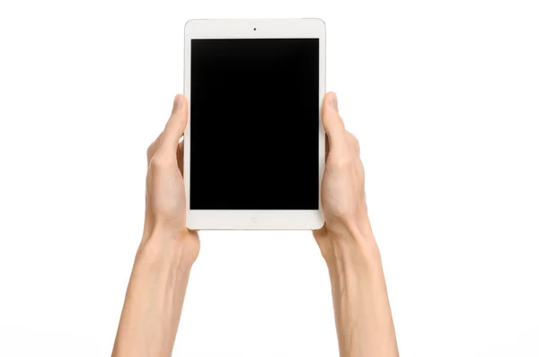 Παρουσίαση και τη διαφήμιση οθόνη αφής θέμα: ανθρώπινο χέρι που κρατά ένα λευκό ταμπλέτα αφής υπολογιστή gadget με κενή μαύρη οθόνη αφής έχει απομονωθεί σε λευκό φόντο σε στούντιο — Φωτογραφία Αρχείου