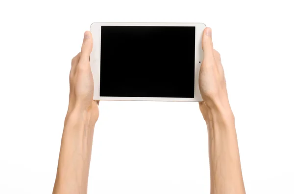 Presentazione e pubblicità touchscreen argomento: mano umana in possesso di un tablet bianco touch computer gadget con touch screen bianco nero isolato su uno sfondo bianco in studio — Foto Stock