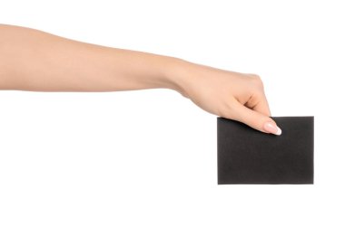 Marka ve reklam Tema: beyaz zemin üzerine izole boş siyah kağıt kartı tutan güzel kadın el