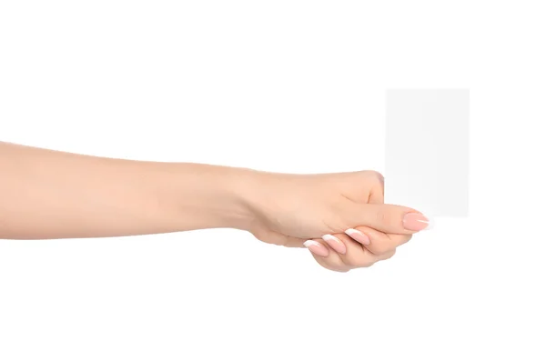Marca y publicidad tema: hermosa mano femenina sosteniendo una tarjeta de papel blanco en blanco aislado sobre fondo blanco —  Fotos de Stock