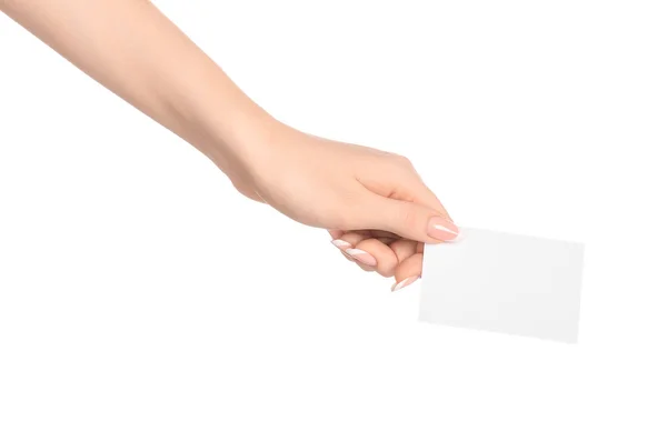 Branding e tema pubblicitario: bella mano femminile che tiene una carta bianca bianca bianca isolata su sfondo bianco — Foto Stock