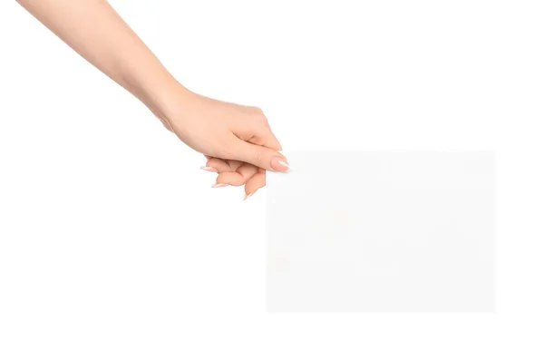 Branding et thème publicitaire : belle main féminine tenant une carte blanche vierge isolée sur fond blanc — Photo