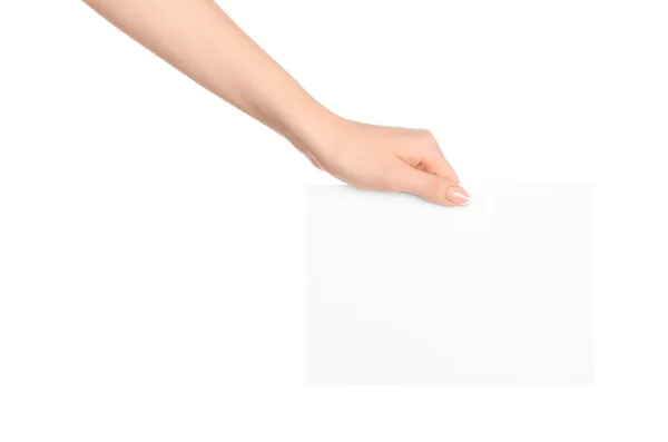 Branding e tema pubblicitario: bella mano femminile che tiene una carta bianca bianca bianca isolata su sfondo bianco — Foto Stock