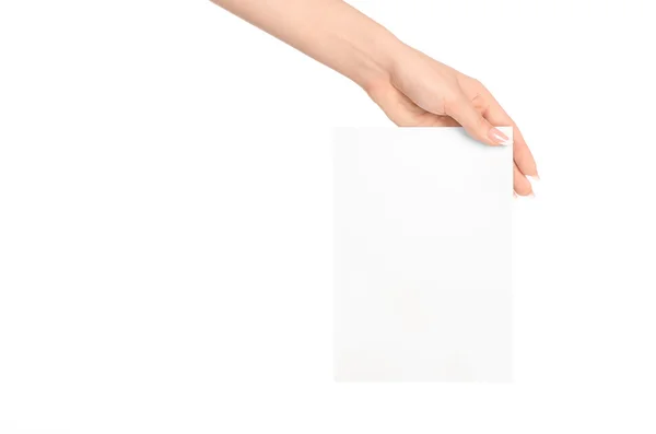 Branding und Werbung Thema: schöne weibliche Hand hält eine leere weiße Papierkarte isoliert auf weißem Hintergrund — Stockfoto