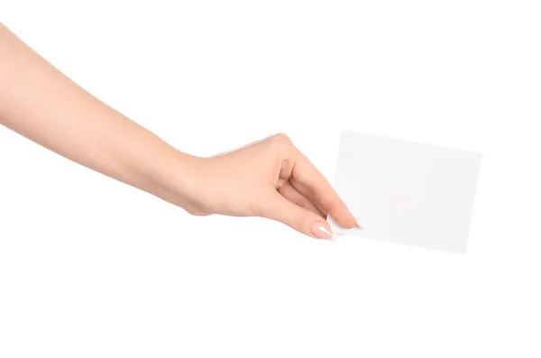 Branding e tema pubblicitario: bella mano femminile che tiene una carta bianca bianca bianca isolata su sfondo bianco — Foto Stock