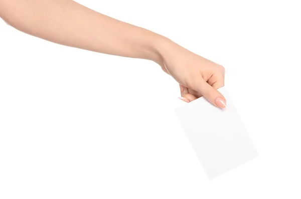 Branding και διαφήμισης θέμα: όμορφο γυναικείο χέρι που κρατά μια κενή Λευκή Βίβλο κάρτα που απομονώνονται σε λευκό φόντο — Φωτογραφία Αρχείου