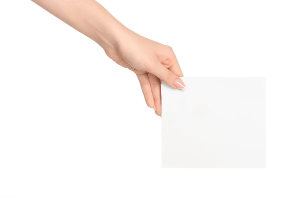 브랜딩 및 광고 테마: 아름 다운 여성 손 들고 흰색 배경에 고립 된 빈 흰색 종이 카드 — 스톡 사진