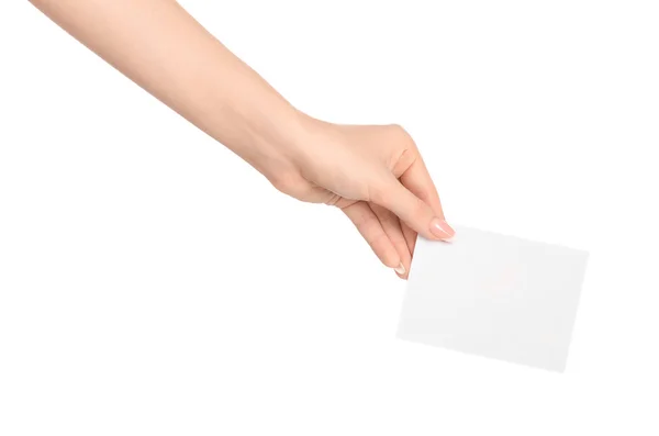 Branding e tema pubblicitario: bella mano femminile che tiene una carta bianca bianca bianca isolata su sfondo bianco — Foto Stock