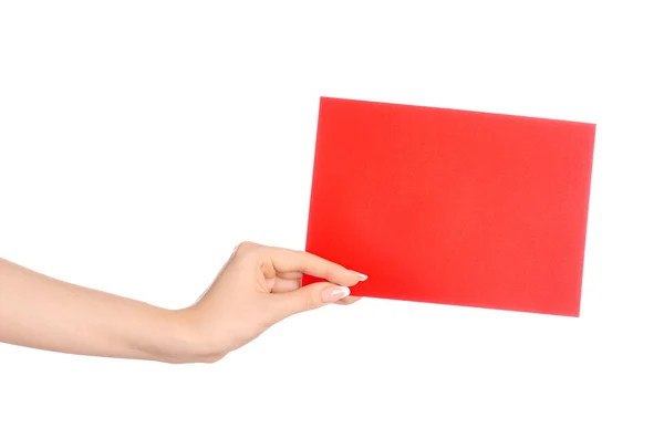 Тема брендингу та реклами: красива жіноча рука тримає порожню червону паперову картку ізольовано на білому тлі — стокове фото