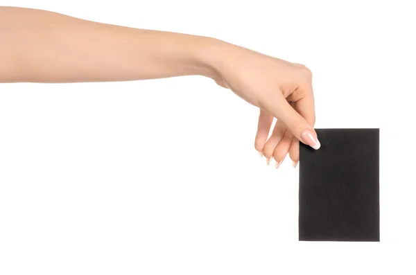ブランディングと広告のテーマ: 白い背景で隔離の空の黒紙のカードを持っている美しい女性手 — ストック写真