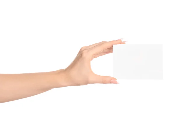 Тема брендингу та реклами: красива жіноча рука тримає порожню білу паперову карту ізольовано на білому тлі — стокове фото