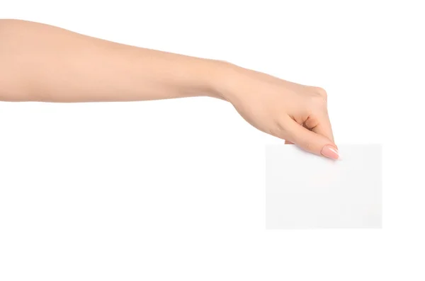 Тема брендингу та реклами: красива жіноча рука тримає порожню білу паперову карту ізольовано на білому тлі — стокове фото