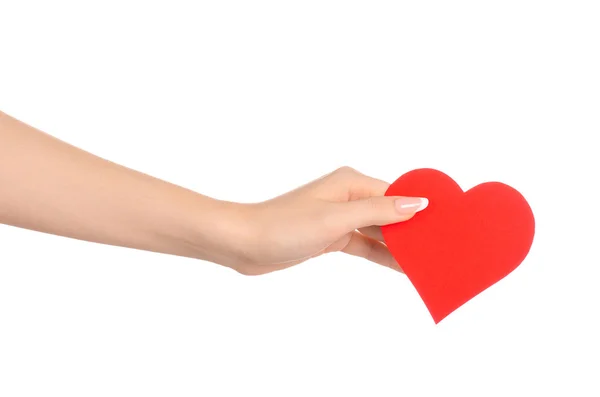 Amor e cumprimentos tema do cartão: bela mão feminina segurando um cartão de papel coração vermelho isolado em um fundo branco no estúdio — Fotografia de Stock