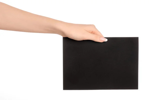 Branding και διαφήμισης θέμα: όμορφο γυναικείο χέρι που κρατά το άδειο μαύρο χαρτί κάρτα που απομονώνονται σε λευκό φόντο — Φωτογραφία Αρχείου