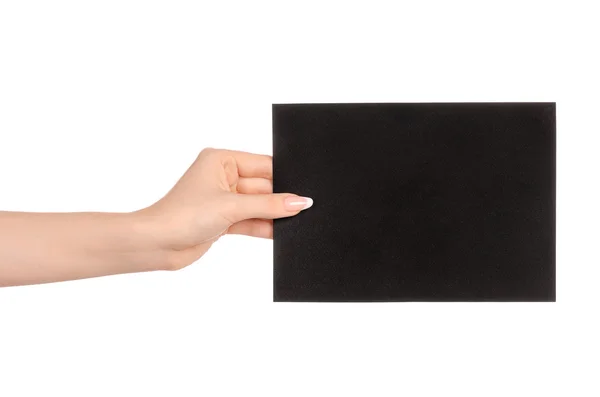 Tema merk dan iklan: tangan wanita cantik memegang kartu kertas hitam kosong yang terisolasi dengan latar belakang putih — Stok Foto