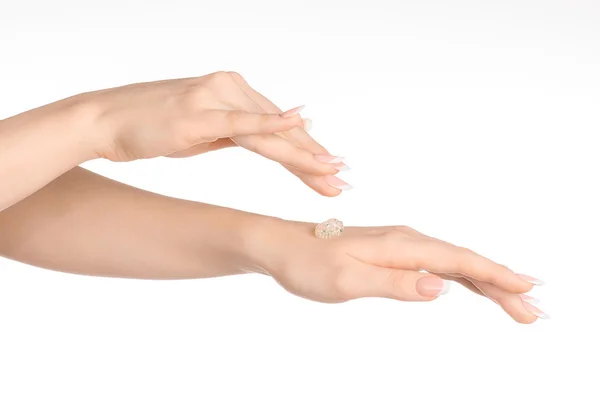 Saúde e cuidados com o corpo tema: bela mão feminina com um creme de esfoliação transparente em um fundo branco isolado — Fotografia de Stock
