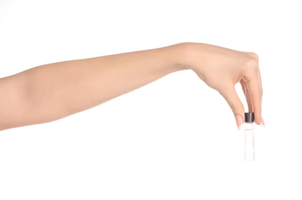 Parfüm und Körperpflege Thema: schöne weibliche Hand hält eine kleine transparente Flasche Parfüm auf weißem Hintergrund isoliert — Stockfoto