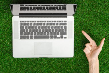 İş açık havada Tema: insan eli jestleri ve açık bir defter yeşil çim üstten görünüm bir arka plan üzerinde gösterir