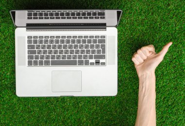 İş açık havada Tema: insan eli jestleri ve açık bir defter yeşil çim üstten görünüm bir arka plan üzerinde gösterir