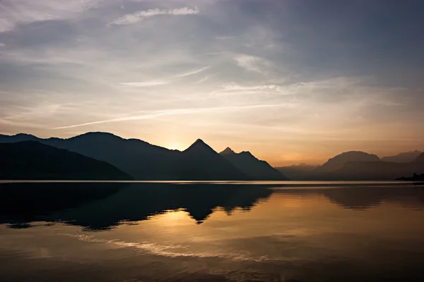 Reflexión del lago al amanecer —  Fotos de Stock