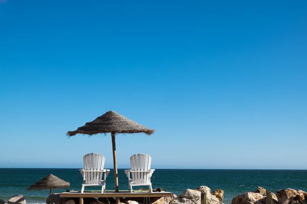 Deux chaises longues à la plage — Photo