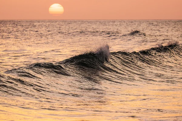 Vague de rupture au coucher du soleil — Photo