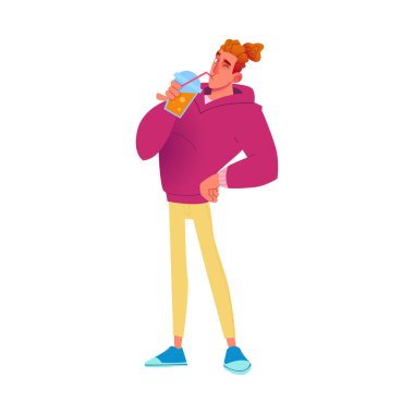 Şık bir genç adam rahat bir kapüşonlu ve sıradan pantolonlu ferahlatıcı bir içkiden hoşlanır. Anın tadını çıkarır.