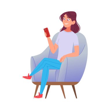 Mutlu genç bir kadın gri bir koltukta oturmuş, kırmızı akıllı telefonuyla meşgul. Gülümsüyor, modern dijital iletişimin ve boş zamanların tadını çıkarıyor. Beyazda izole edilmiş.