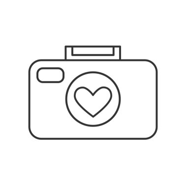 Fotoğraf makinesi simgesi. Objektifte kalbi olan bir kamera. İzole vektör illüstrasyonu