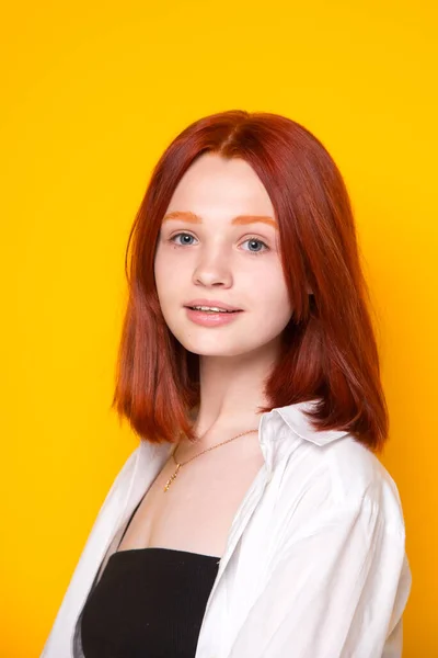 Fille Rousse Sur Fond Jaune Grand Portrait — Photo