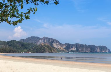  tropikal plaj ve deniz Ao Nang Beach düşük gelgit sırasında görünümü