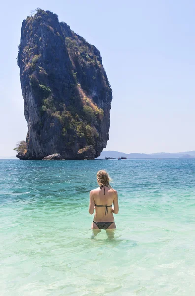 Traseiro vista biquíni mulher desfrutando no mar na ilha de poda — Fotografia de Stock