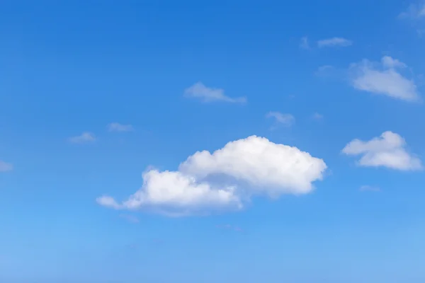 Soyut beyaz bulutların üstünde mavi gökyüzü — Stok fotoğraf