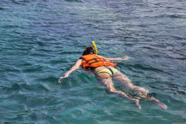 Genç kadın yelekleri andaman Denizi ile dalış