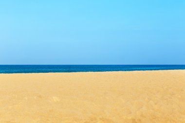 Boş tropikal plaj ve mavi  